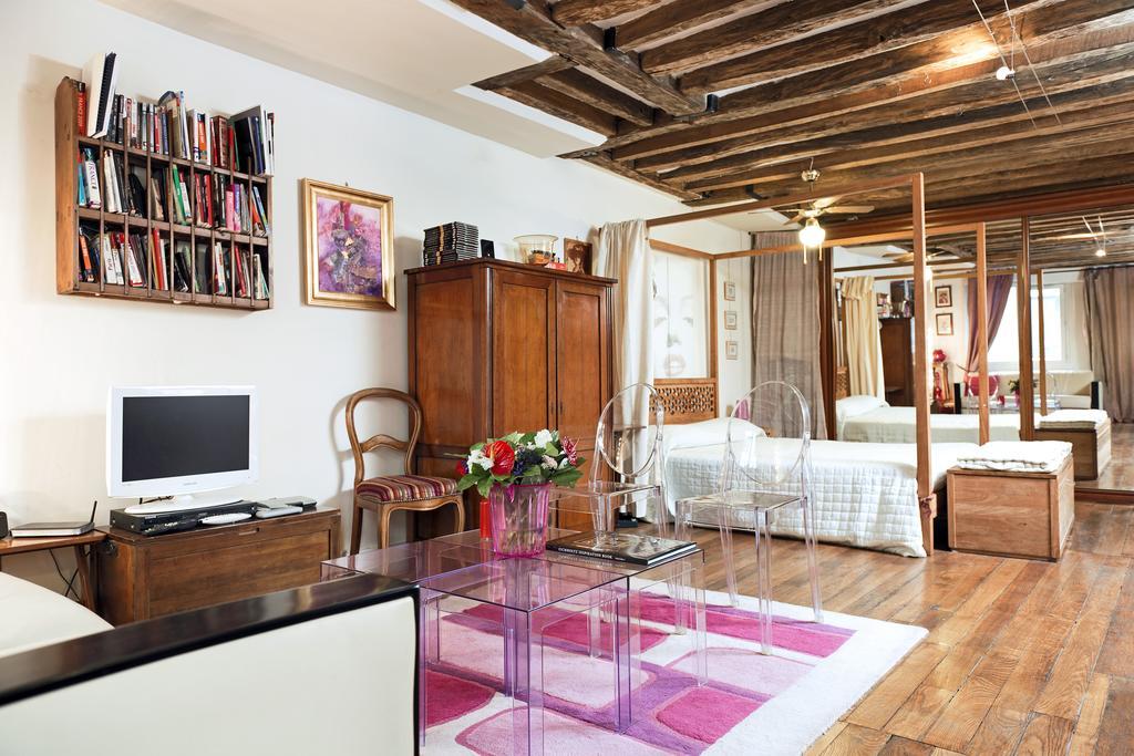 Camallo Paris Room photo