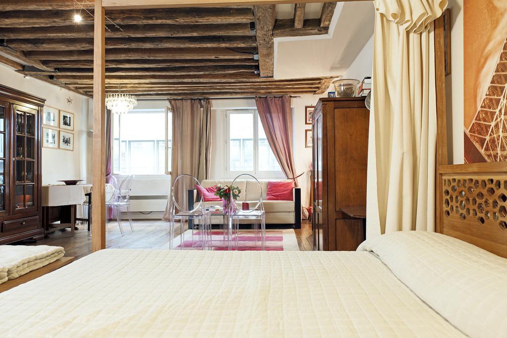 Camallo Paris Room photo